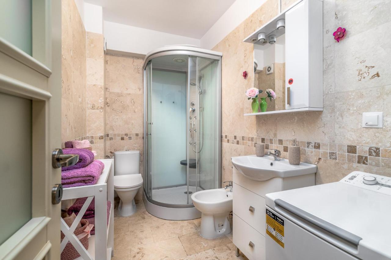 Dreamgarden Airport Apartment & Secure Parking & Airport Shuttle Яш Екстериор снимка