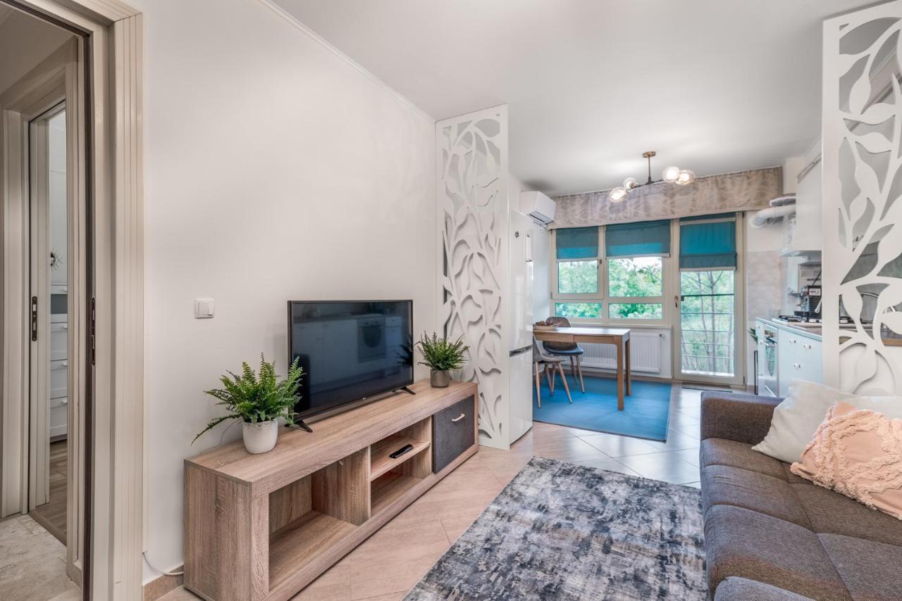 Dreamgarden Airport Apartment & Secure Parking & Airport Shuttle Яш Екстериор снимка