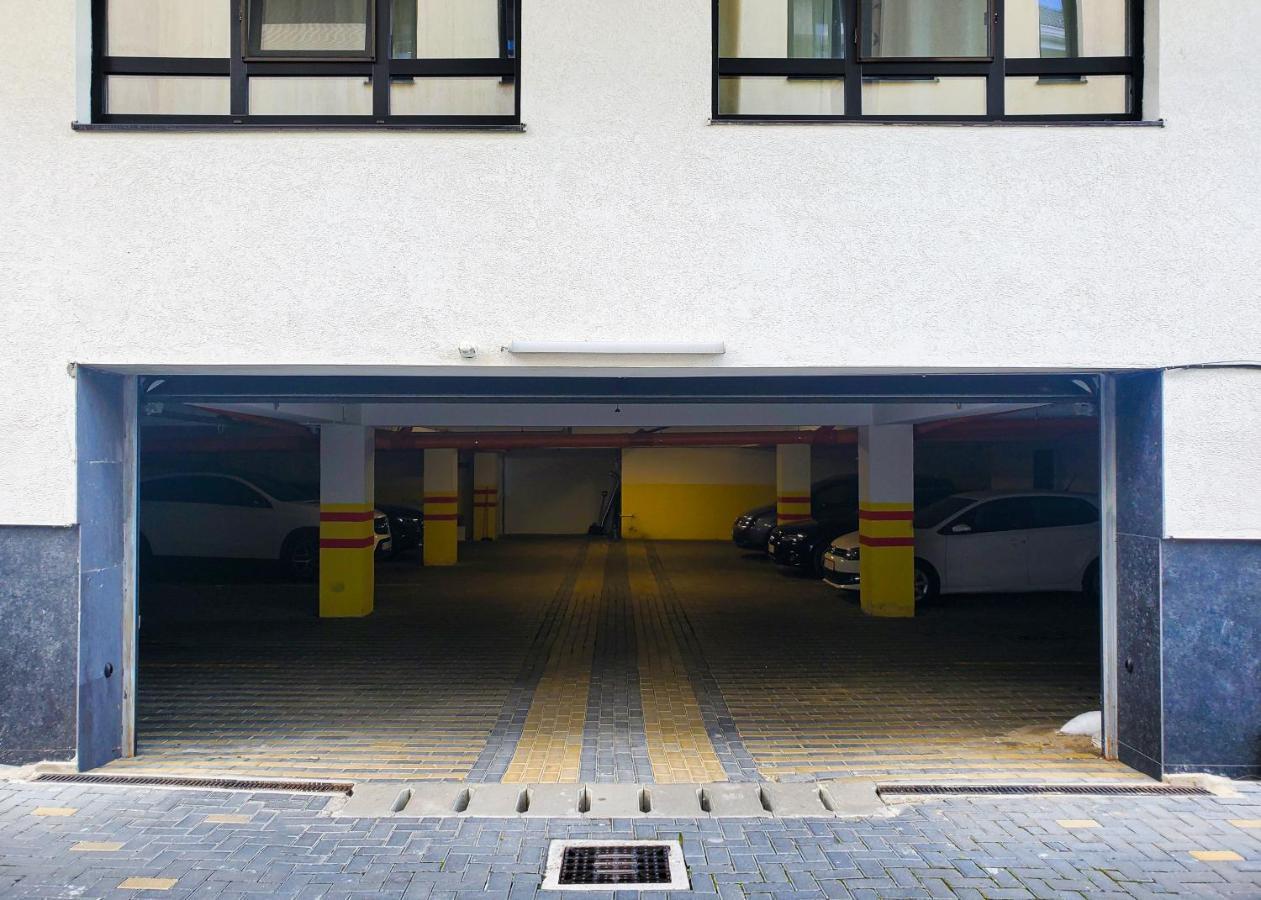 Dreamgarden Airport Apartment & Secure Parking & Airport Shuttle Яш Екстериор снимка